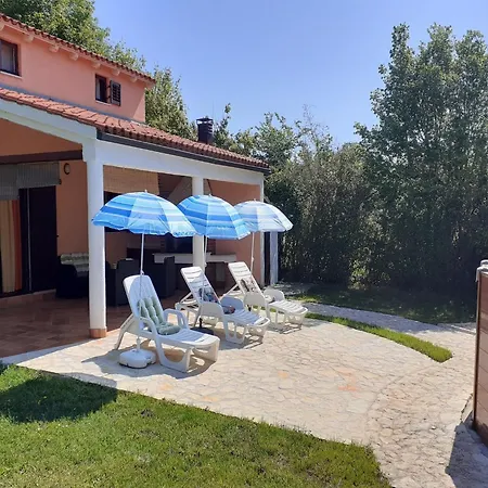 Vikendica Charming Pool Near