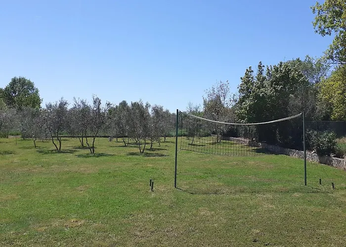 Vikendica Charming Pool Near