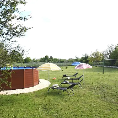 Charming Pool Near Tatil Evi Pula